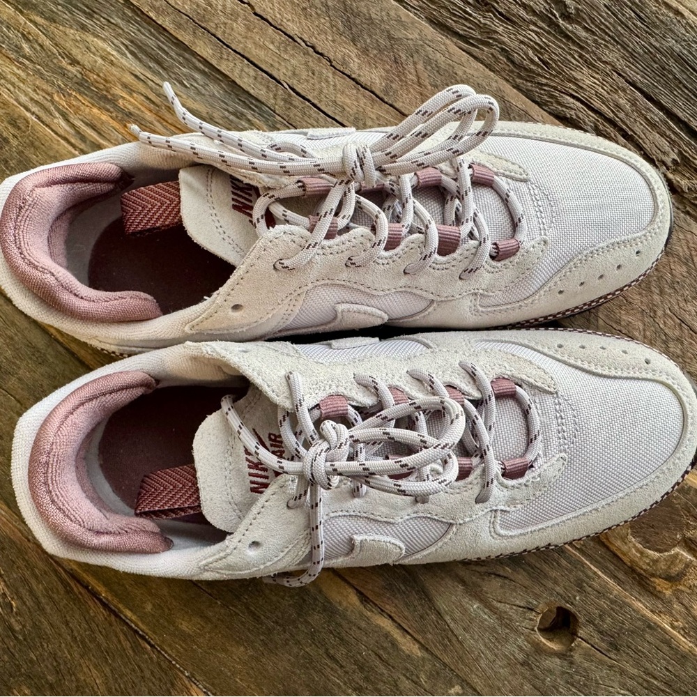 Nike Women’s Air Force 1 Sneakers - 8.5 - Picture 3 of 5